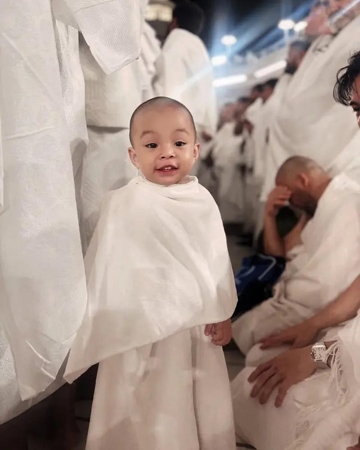 7 Momen Kaba Anak Rey Mbayang Cium Ka'bah, Digendong Petugas