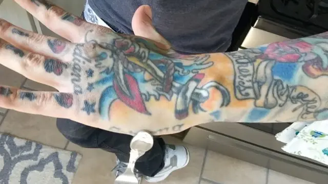 Tak Cuma Tubuh, Pria Ini Juga Tato Matanya dan Tanam Magnet di Tangan