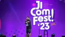 Komika Awwe hadir di panggung Jicomfest hari kedua yang digelar di Tennis Indoor senayan, pada Sabtu (16/12/2023). Dalam materinya, dia menceritakan keresahan hidup yang belum menikah hingga usia 38 tahun. [Fimela.com/Adrian Utama Putra]