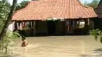 Banjir kali ini adalah yang terparah sejak dua bulan terakhir. Kendati begitu, belum ada warga yang mau mengungsi. Mereka lebih memilih tinggal di rumah untuk menjaga harta bendanya. 