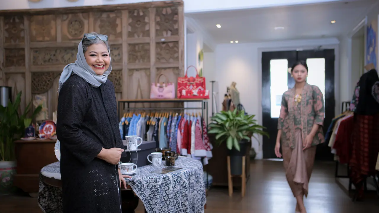 Fimela People: Novita Yunus dan Cerita Cintanya dengan Batik, Ingin Gen Z Lestarikan Batik Sebagai Warisan Budaya