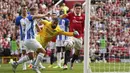 Alexis Mac Allister. Jika ketiga gol bunuh diri sebelumnya brerujung dengan kekalahan, maka gol bunuh diri yang dicetak gelandang serang Brighton and Hove Albion asal Argentina berusia 23 tahun ini justru berujung kemenangan 2-1 atas tuan rumah Manchester United (7/8/2022). Gol tersebut terjadi pada menit ke-68 saat Brighton memimpin 2-0 atas MU. Usai skor berubah 1-2 tuan rumah tidak mampu lagi mencetak gol berikutnya hingga akhir laga. (AP/Dave Thompson)