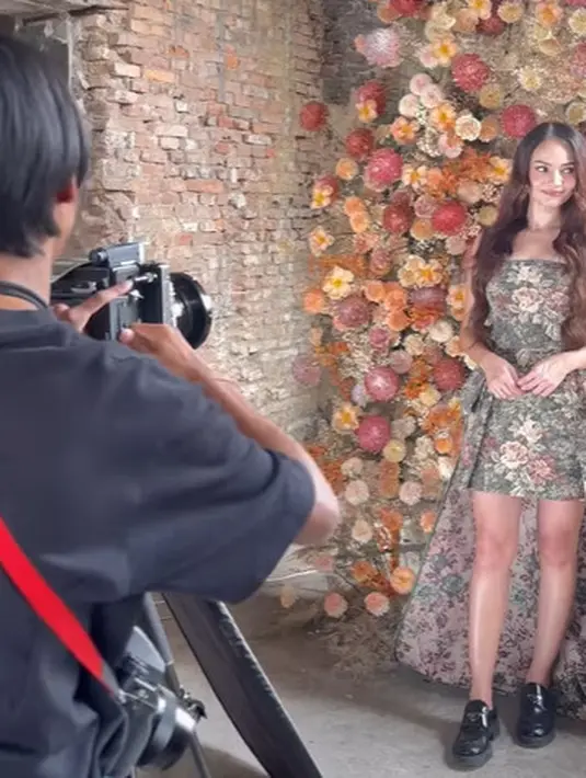 Dijepret dengan kamera analog, aura berbunga Enzy Storia sebagai pengantin baru makin terlihat [@dikhadheansa]