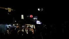 Orang-orang menikmati makan malam di stand makanan terbuka (Yatai) di Fukuoka, Jepang barat daya (1/10/2019). Yatai umumnya dapat menampung sekitar tujuh atau delapan orang. (AP Photo/Christophe Ena)