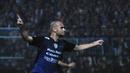Pemain Arema Cronus, Kiko Insa merayakan gol yang dicetak ke gawang Persegres G.U pada laga pembukaan Piala Jenderal Sudirman di Stadion Kanjuruhan, Malang, Selasa (10/11/2015). (Bola.com/Kevin Setiawan)