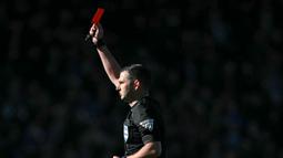 Insiden yang terjadi pada menit kedelapan itu segera mendapat sorotan tajam. Wasit memberikan kartu merah setelah tinjauan VAR. (AFP/Glyn Kirk)