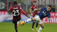 Bek AC Milan, Fikayo Tomori berebut bola dengan penyerang Inter Milan, Lautaro Martinez pada pertandingan Liga Serie A Italia di stadion San Siro, Italia, Senin (8/11/2021). Hasil imbang ini membuat AC Milan menduduki urutan kedua dengan 32 poin. (AP Photo/Antonio Calani)