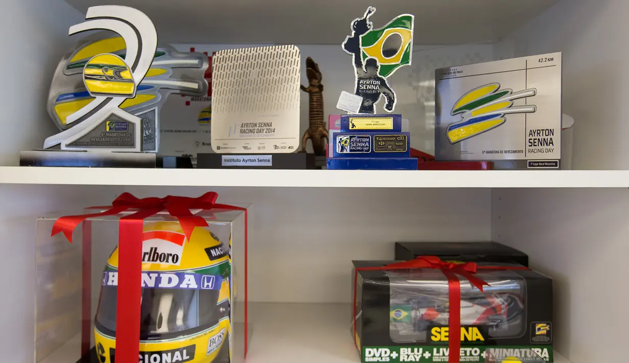 Produk-produk berlisensi yang berbau tentang Ayrton Senna dipajang di Institut Ayrton Senna di Sao Paulo, Brasil. (AFP/Alexandre Schneider)