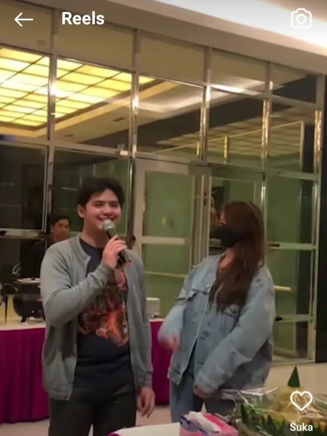 Potret akrab Aliando Syarief dan Amanda Manopo saat syukuran film Indigo (Foto: Instagram hitmakestudios/mandaskatic.id_new)