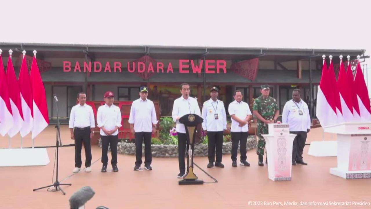 Presiden Joko Widodo atau Jokowi saat meresmikan Bandar Udara Ewer di Kabupaten Asmat, Papua Selatan. (Istimewa)