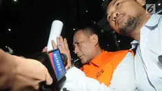 Pengusaha Elviyanto, orang kepercayaan I Nyoman Dhamantra memakai rompi tahanan usai menjalani pemeriksaan di Gedung KPK, Jakarta, Jumat (9/8/2019). Elviyanto ditahan bersama 5 tersangka terkait suap izin impor bawang putih dari Kementan dan SPI dari Kemendag. (merdeka.com/Dwi Narwoko)