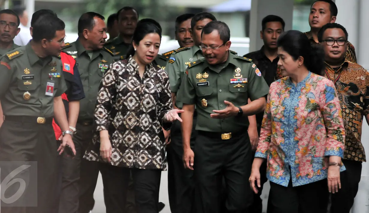 Menko PMK, Puan Maharani (kedua kiri) bersama Menkes Nila Moeloe (kanan) kunjungi korban bom sarinah di RSPAD, Jakarta, Kamis (14/1/2016). Sebanyak 9 korban bom sarinah dilarikan ke RSPAD, Gatot Subroto. (Liputan6.com/Yoppy Renato)