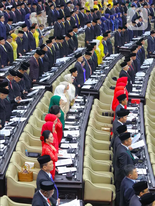 Sebanyak 580 anggota DPR dan 152 anggota DPD terpilih pada Pemilu 2024 dilantik dan diambil sumpah jabatannya untuk masa bakti 2024-2029. (Liputan6.com/Angga Yuniar)