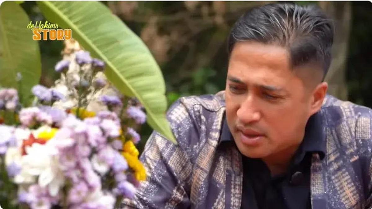 6 Potret Irfan Hakim Ziarah ke Makam Mpok Alpa, Ungkap Perasaan Haru