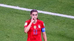 Penyerang Amerika Serikat Alex Morgan (kiri) berselebrasi usai mencetak gol ke gawang Inggris pada semifinal Piala Dunia Wanita 2019 di Lyon Stadium, Prancis, Selasa (2/7/2019). Alex Morgan berselebrasi berpura-pura meminum secangkir teh seperti budaya Inggris. (AP Photo/Francois Mori)