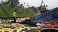 Truk pengangkut barang terguling di Tol Cipularang (TMC Polda Metro Jaya)