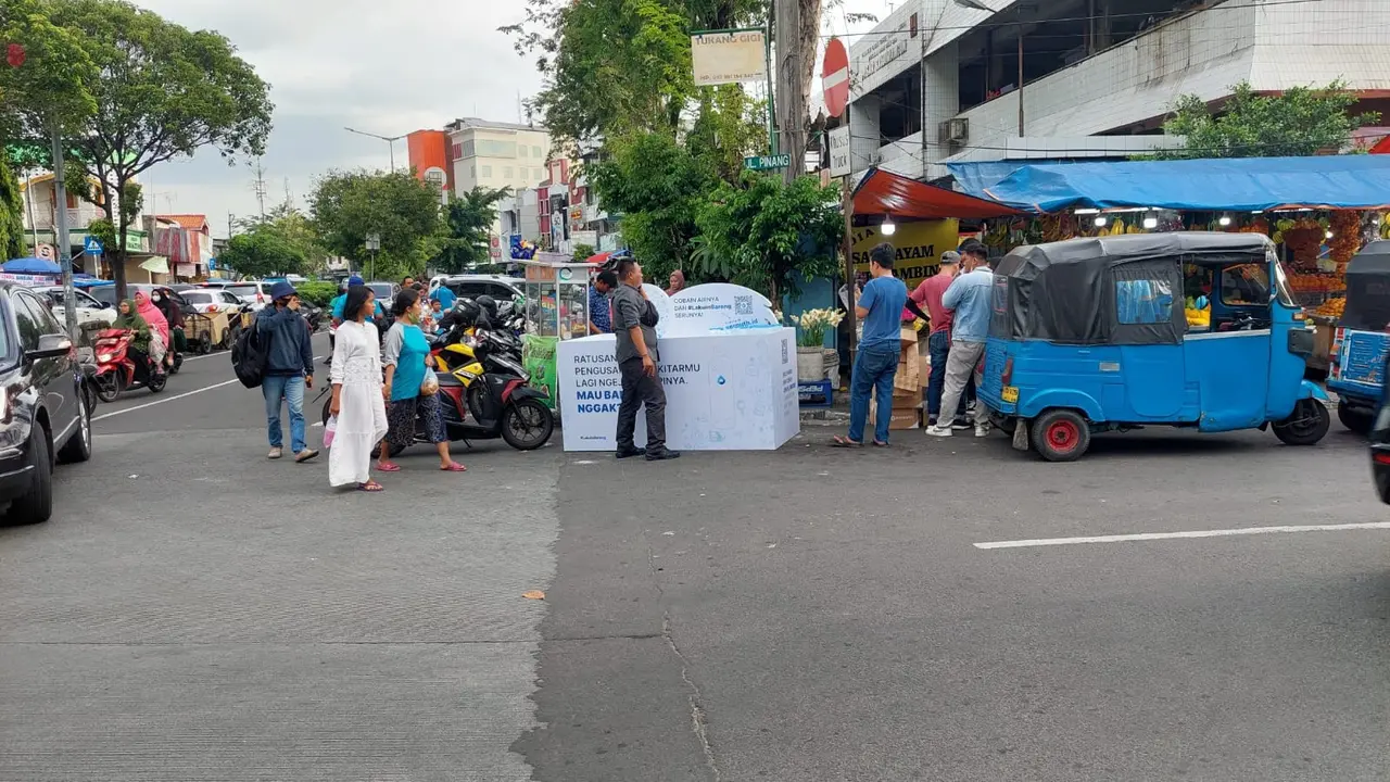 Jelang berbuka puasa, sekitar ribuan air mineral kemasan kemasan di beberapa titik Jakarta ludes secepat kilat diburu masyarakat (Istimewa)