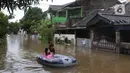 <p>Warga menggunakan perahu karet saat melintasi banjir yang merendam Perumahan Ciledug Indah 1 dan 2, Kota Tangerang, Banten, Sabtu (16/7/2022). Banjir tersebut merendam ratusan rumah di dua titik-titik tersebut dengan ketinggian yang bervariasi, mulai dari 50 sentimeter, hingga 1,5 meter. (Liputan6.com/Angga Yuniar)</p>