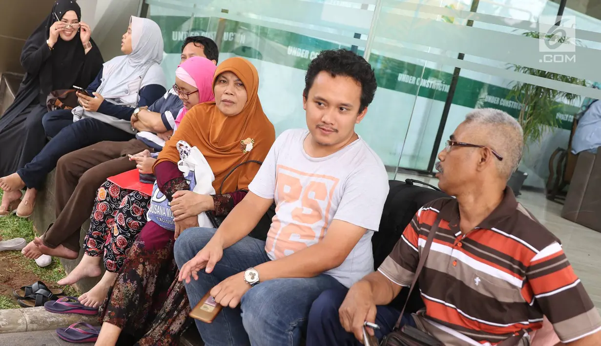 Calon jemaah umrah menunggu di lobi Green Tower, Jalan TB Simatupang, Jakarta, Kamis (10/8). Disegelnya kantor First Travel membuat para calon jemaah umrah tidak bisa naik ke lantai 6 untuk mengurus keperluannya. (Liputan6.com/Immanuel Antonius)