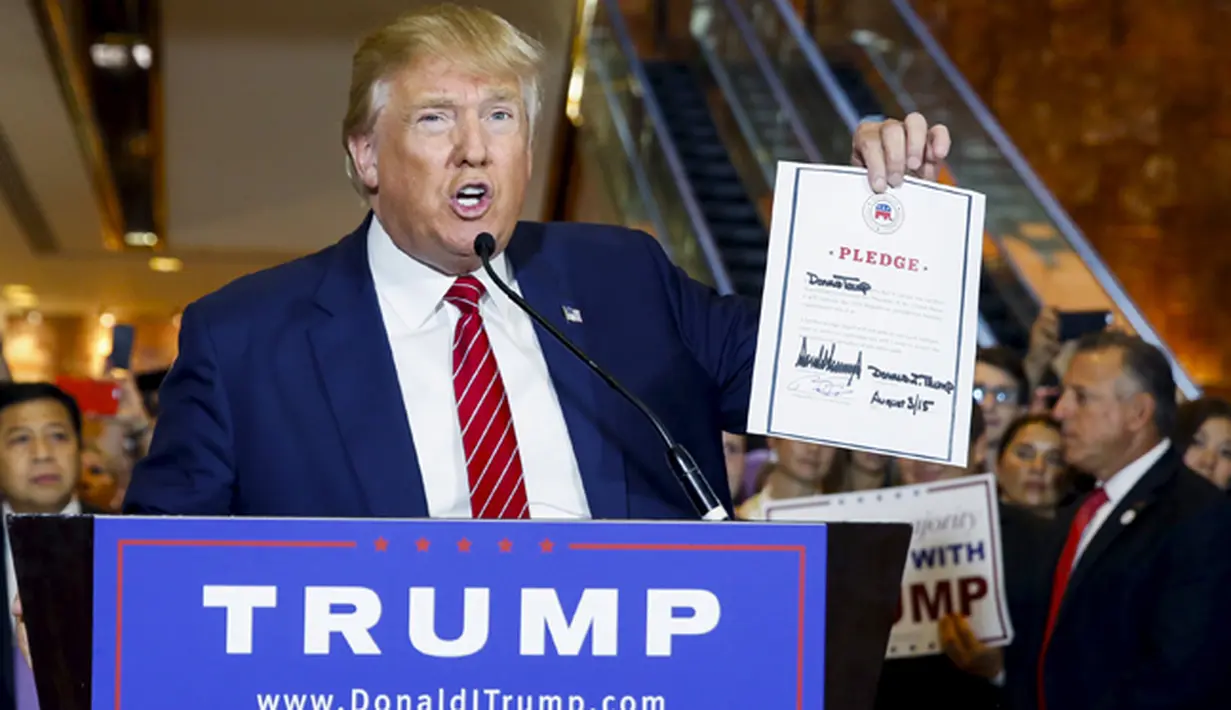 Calon presiden AS, Donald Trump saat memperlihatkan surat perjanjian yang sudah ditandatangani di Trump Tower, Manhattan , New York, Kamis (3/9/2015).  Setya Novanto menjadi tamu spesial yang di undang oleh Donald Trump. (REUTERS/Lucas Jackson)