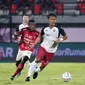 Pemain Persija Jakarta, Muhammad Akbar Arjunsyah (tengah) menggiring bola dibayangi pemain Bali United, Privat Mbraga pada laga lanjutan Grup B Piala Presiden 2024 di Stadion I Wayan Dipta, Bali, Jumat (26/07/2024). (Dok. Persija Jakarta)