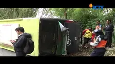 Minibus pariwisata yang mengangkut 33 santri Pondok Pesantren Banitamim, Tangerang, terguling Rabu (27/12) siang.