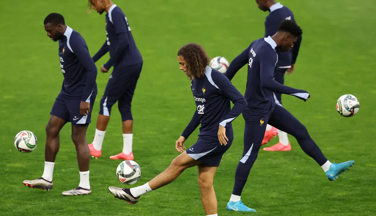 Para pemain Prancis termasuk gelandang Matteo Guendouzi (tengah) mengambil bagian dalam sesi latihan pada 9 Oktober 2024. (FRANCK FIFE/AFP)