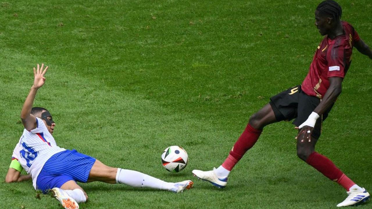 <b>Prancis Digendong Gol-Gol Bunuh Diri</b>