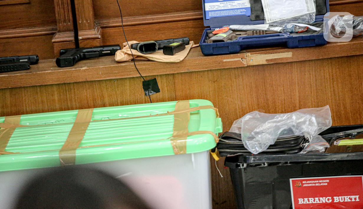 Senjata maupun magazinenya dihadirkan dalam sidang lanjutan kasus pembunuhan Brigadir Yosua Hutabarat atau Brigadir J dengan terdakwa Ferdy Sambo dan Putri Chandrawathi di PN Jakarta Selatan, Jakarta, Selasa (22/11/2022). Jaksa Penuntut Umum (JPU) menunjukkan beberapa senjata mulai dari senjata laras panjang AUG Steyr, senjata glock 17, hingga HS. (Liputan6.com/Faizal Fanani)