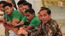 Presiden Joko Widodo (Jokowi) menerima skuad Tim Nasional (Timnas) Indonesia U-16 di Istana Merdeka, Jakarta, Kamis (4/10). Presiden Jokowi mengapresiasi perjuangan Garuda Muda di Piala Asia 2018. (Liputan6.com/Angga Yuniar)