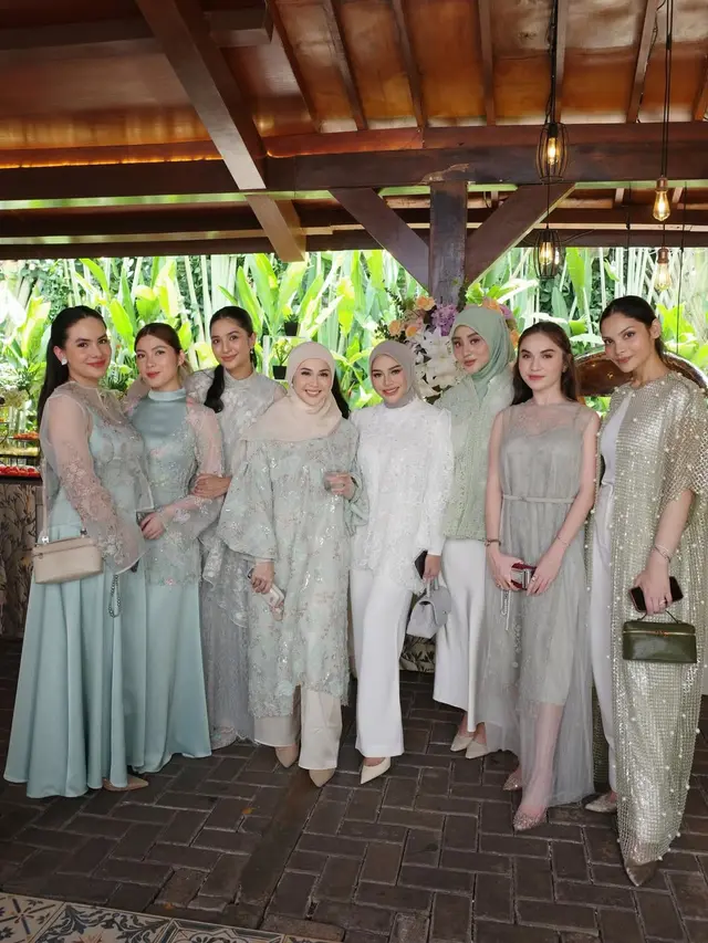8 Detail Baju Bridesmaid di Acara Siraman dan Pengajian Syifa Hadju, Nuansa Tosca & Lace