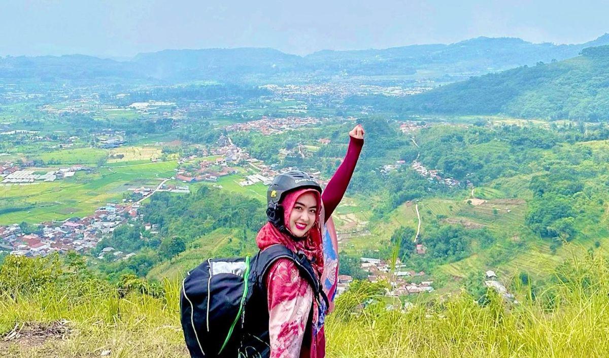 Potret Shindy Putri saat Paralayang langsung mencuri perhatian netizen. Mereka menuliskan berbagai komentar.<br>