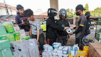 Warga Berburu Masker di Tengah Sebaran Abu Vulkanik