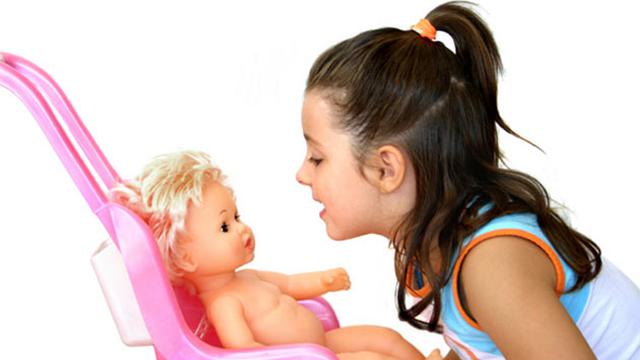 Anak bermain boneka (Ilustrasi)