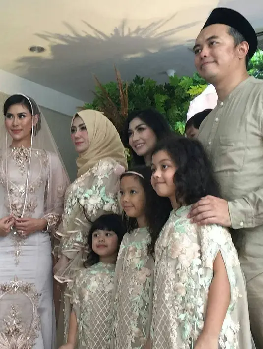 Terlihat dari beberapa foto yang diunggah, momen haru begitu terasa di acara pengajian yang berlangsung hari ini, Sabtu (14/4/2018). Berurai air mata, Syahnaz memohon restu ibu dan para kakaknya. (Instagram)