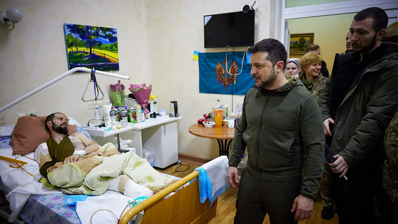 FOTO: Presiden Ukraina Volodymyr Zelenskyy Temui Tentara yang Terluka
