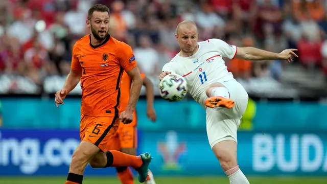 Foto: Aksi Penyerang Anyar Persija Jakarta Michael Krmencik Saat Membela Viktoria Plazen di Liga Champions, Sempat Gocek Sergio Ramos