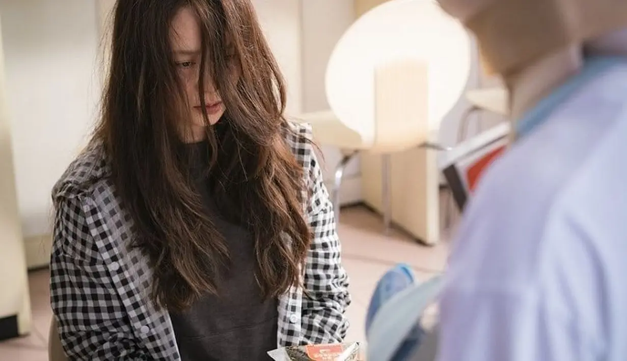 Karakter Song Ji Hyo selalu memutuskan untuk mengambil takdir yang tak menguntungkan namun pikirannya selalu positif. (Soompi)