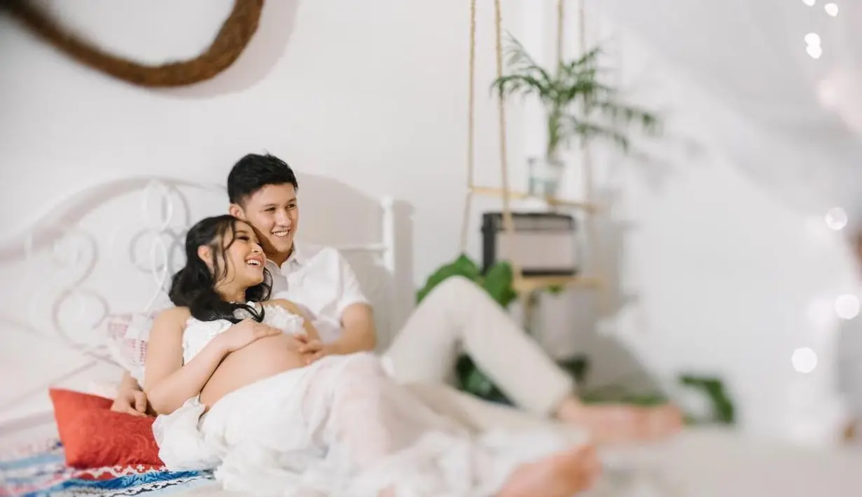 Pasangan musisi ini memberikan nama pada buah hati pertamanya dengan nama Nord Kiano Julian atau NKJ. Nama tersebut telah disiapkan sejak lama. (Instagram/rinni_w)