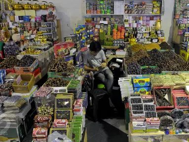 Penjual menunggu buah kurma dagangannya di pasar Tanah Abang, Jakarta, Jumat (26/6/2015). Memasuki Ramadan, penjualan kurma meningkat karena buah asal Timur Tengah ini banyak dikonsumsi untuk berbuka puasa. (Liputan6.com/Johan Tallo)