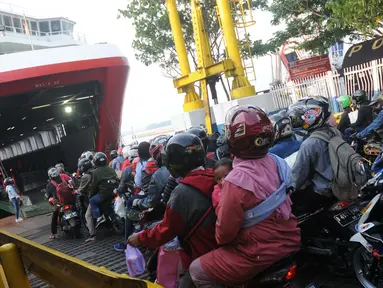 Ratusan pemudik berkendara sepeda motor memasuki dek kapal penyeberangan di Dermaga 1 Pelabuhan Penyebrangan Merak, Banten, Sabtu (1/6/2019). Diperkirakan puncak arus mudik menuju pulau Sumatera akan terjadi pada Sabtu (1/6) dan Minggu (2/6). (Liputan6.com/Helmi Fithriansyah)