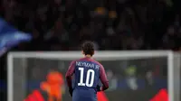 Pemain Paris Saint-Germain, Neymar berselebrasi setelah berhasil mencetak gol ke gawang Celtic dalam lanjutan fase grup Liga Champions di Parc des Princes, Kamis (23/11). PSG meraih kemenangan telak dengan skor 7-1. (AP/Christophe Ena)