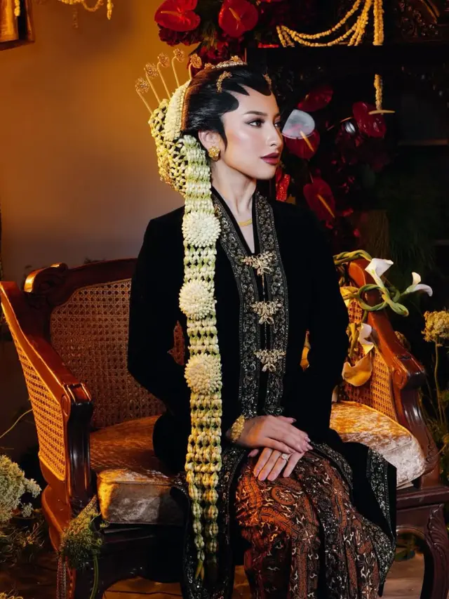 Jennifer Coppen saat Potret Prewedding Adat Jawa kenakan paes. [@jennifercoppenreal20]