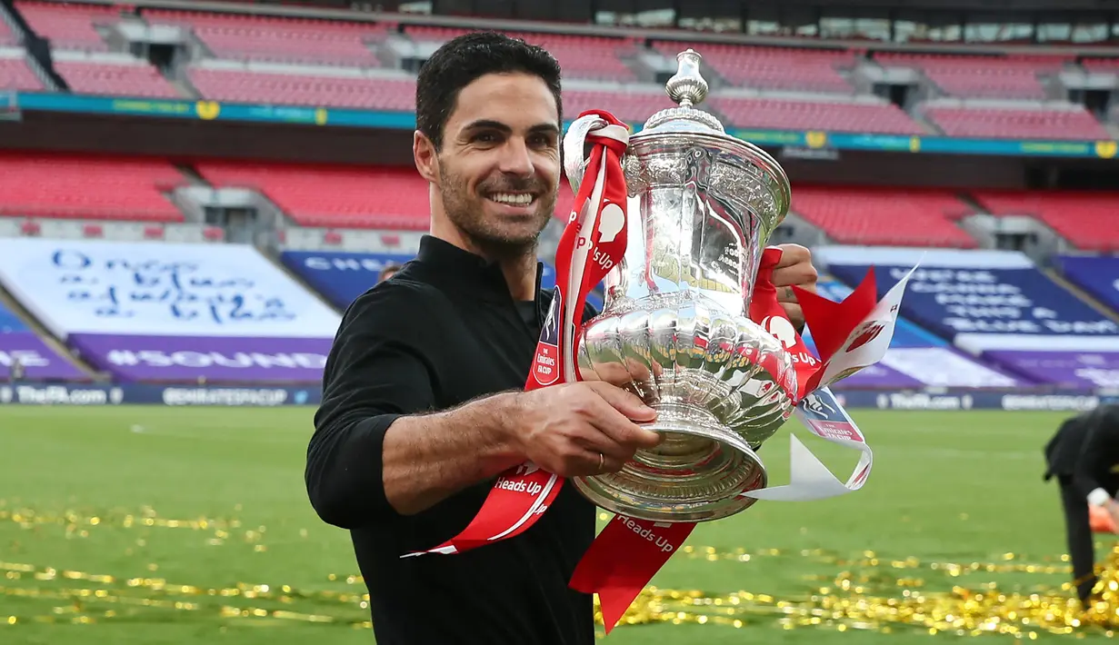 Mikel Arteta. Pelatih asal Spanyol ini ditunjuk Arsenal menggantikan posisi Unai Emery yang dipecat pada pertengahan musim 2019/2020, 19 Desember 2019. Arteta sukses mempersembahkan trofi FA Cup untuk Arsenal usai menang 2-1 atas Chelsea di partai final, 1 Agustus 2020. (AFP/Catherine Ivill/Pool)