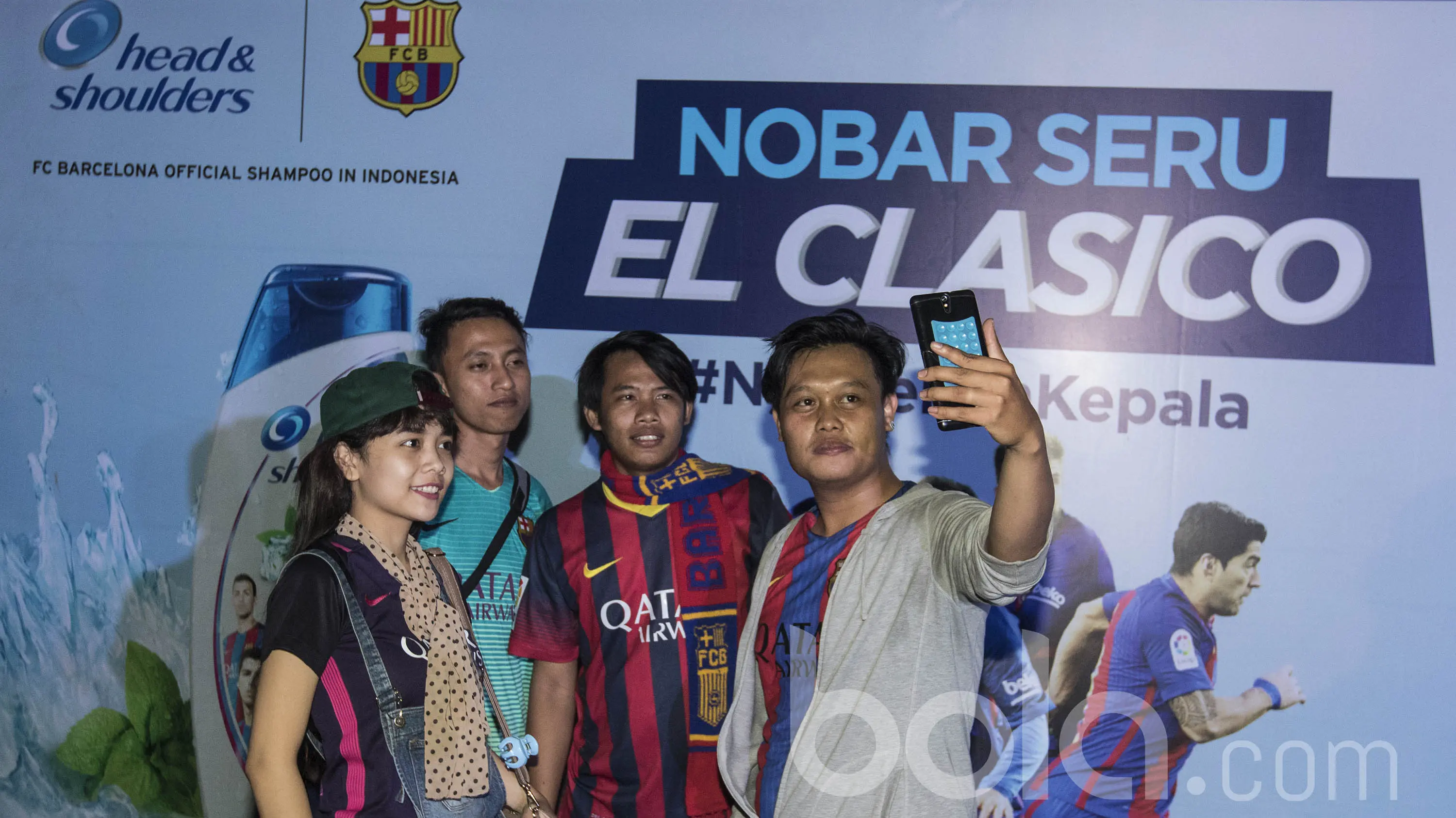 Fans Barcelona melakukan selfie sebelum nonton bareng melawan Real Madrid bersama Bola.com dan Head & Shoulders di Senayan, Jakarta, Minggu (24/4/2017). (Bola.com/Vitalis Yogi Trisna)