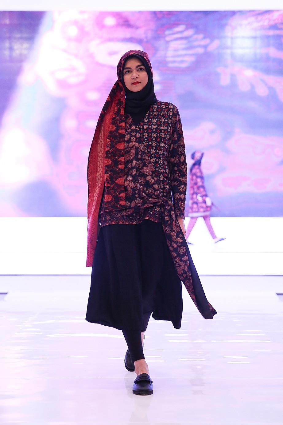 Tabrak Motif Batik  Jambi  Wujudkan Koleksi Modest Wear 