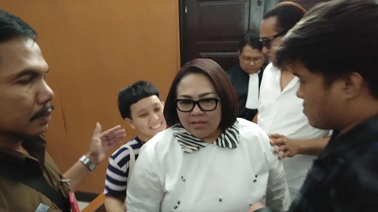 Pasangan Suami-istri Nunung Srimulat dan July Jan Sambiran, menjalani sidang perkara penyalahgunaan narkoba di Pengadilan Negeri (PN) Jakarta Selatan, Rabu (30/10/2019).