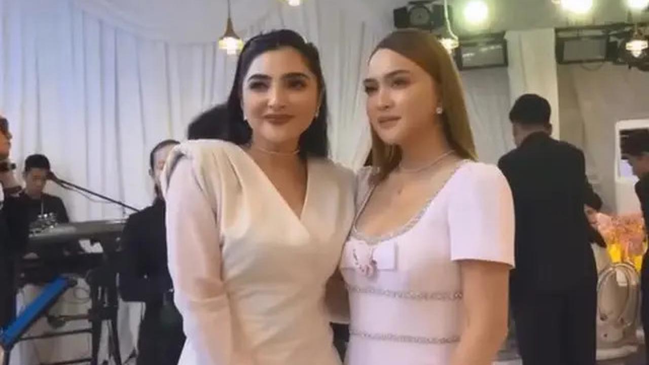 Potret Perayaan Ultah Shandy Aulia, Kompak Berpakaian Serba Putih dengan Putrinya
