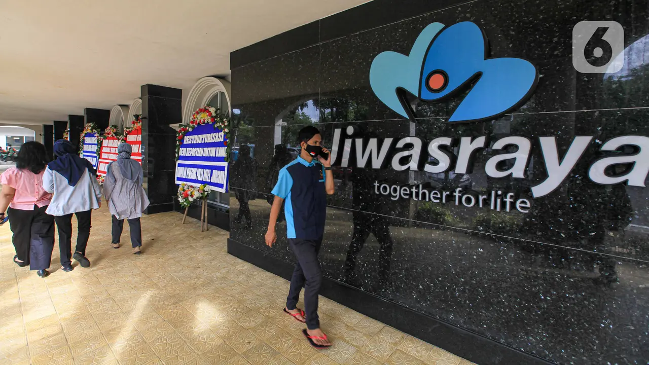 FOTO: Dukung Penyelamatan Polis, Nasabah Kirim Karangan Bunga ke Kantor Jiwasraya