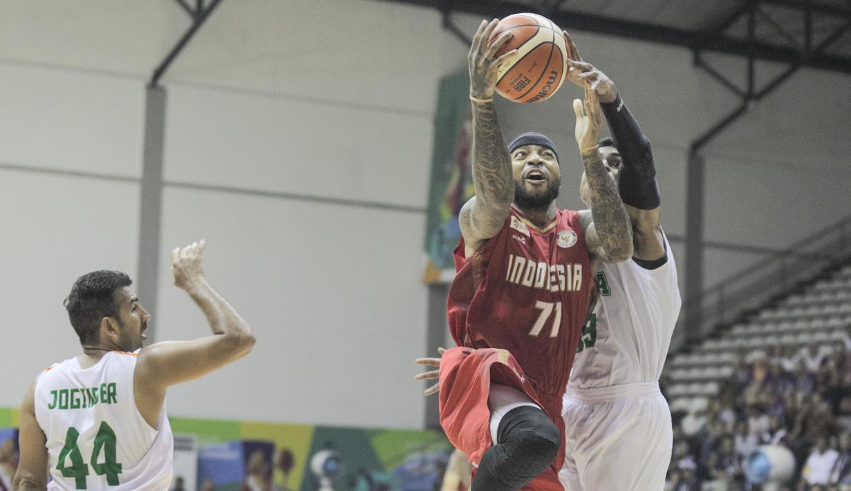Pebasket naturalisasi timnas Indonesia, Jamarr Johnson melakukan lay up kontra India pada final Invitation Tournament Asian Games 2018 di GBK Hall Basket, Jakarta. Indonesia menang 78-68 atas India. (Bola.com/Peksi Cahyo)